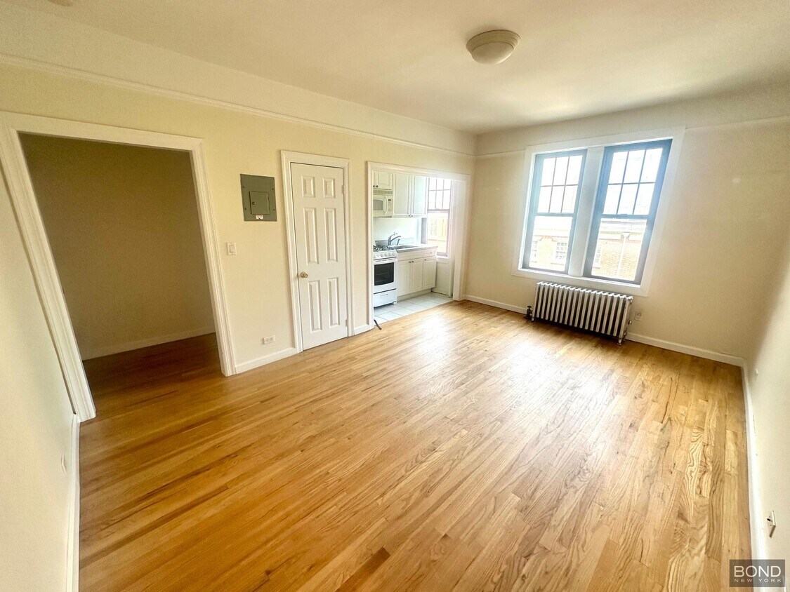 Foto principal - 218 W 10th St
