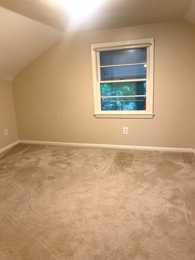Building Photo - 4 bedroom single-family house near Cameron...