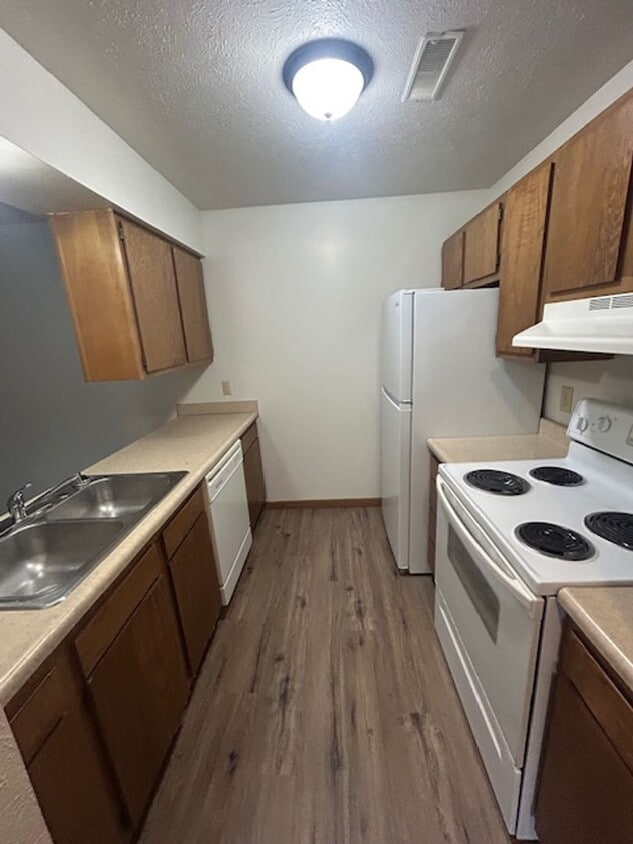 Primary Photo - 2 bedroom 1 bath, middle floor apartment w...