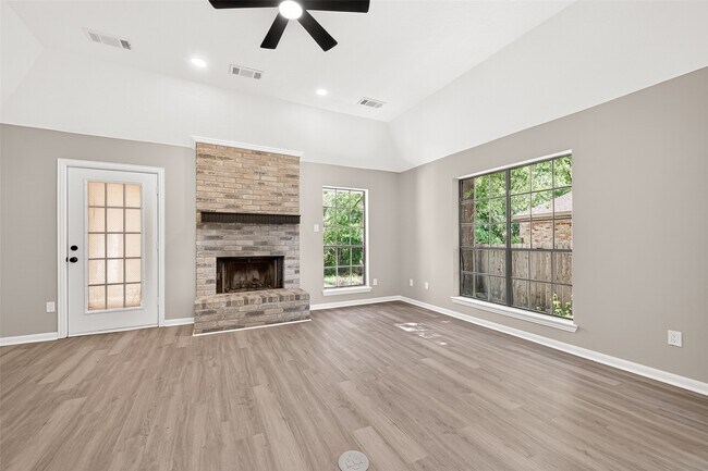 Foto del edificio - 4906 Pleasure Lake Ln