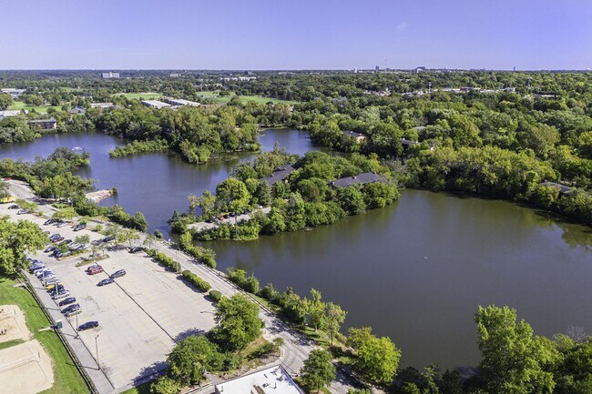 Foto del edificio - 5536 E Lake Dr