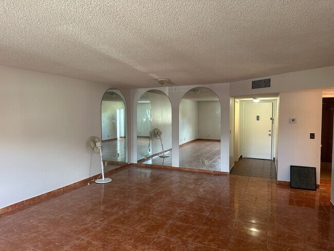 Foto del edificio - 2 Bedroom Condo in Lauderhill - Castle Apartments - Building 16 55+