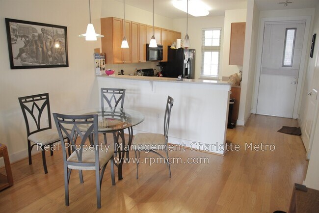 Foto del edificio - Wonderful 2bd/2bth uptown condo! lots of space in a beautiful building