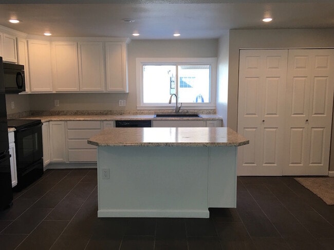 Building Photo - 4 bedroom, 2 bath Home