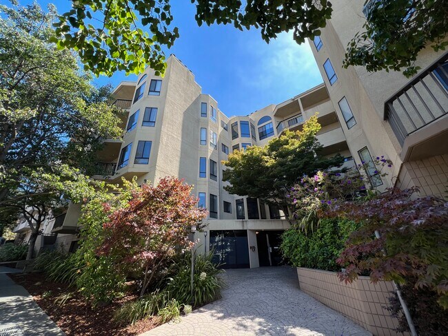 Building Photo - 330 Park View Ter