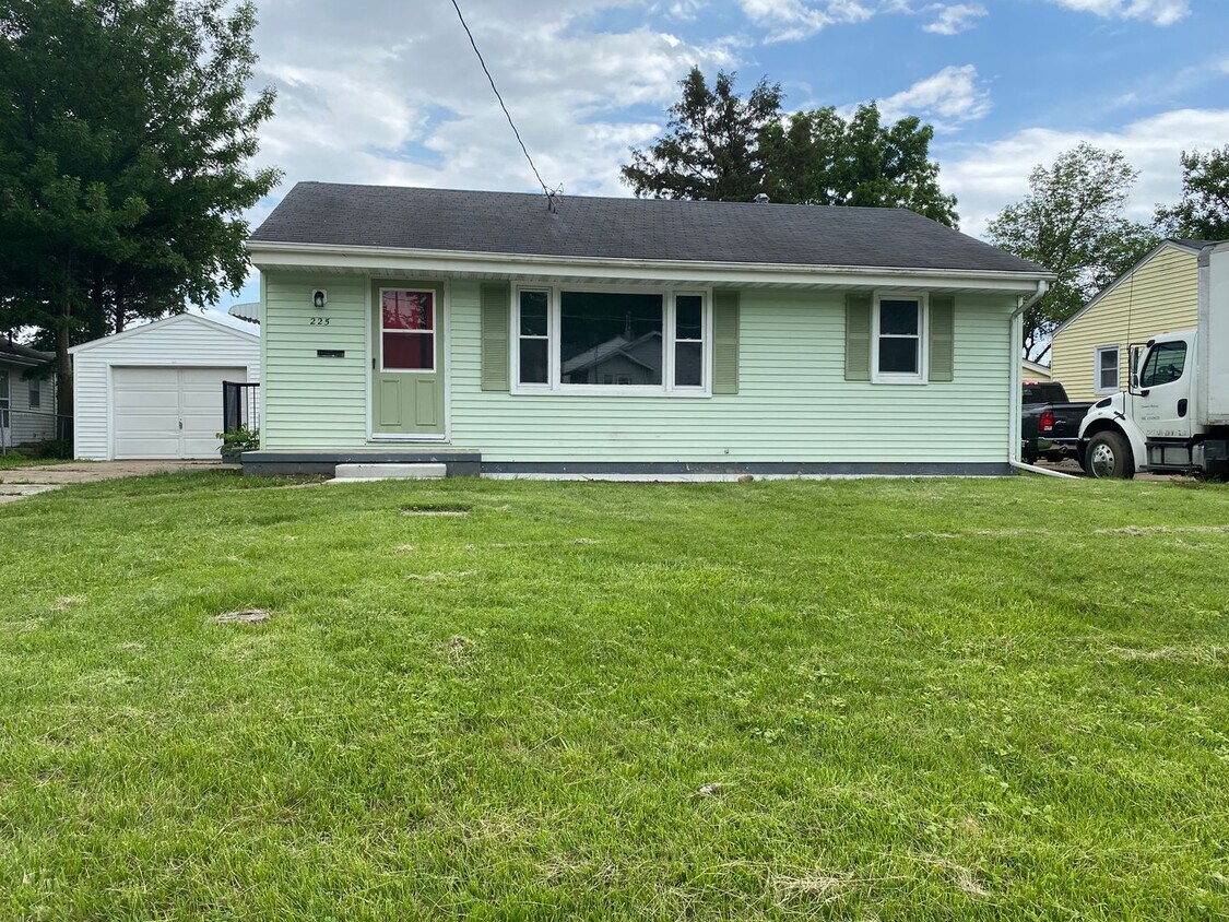 Primary Photo - Updated 2 bedroom 1.5 bathroom home