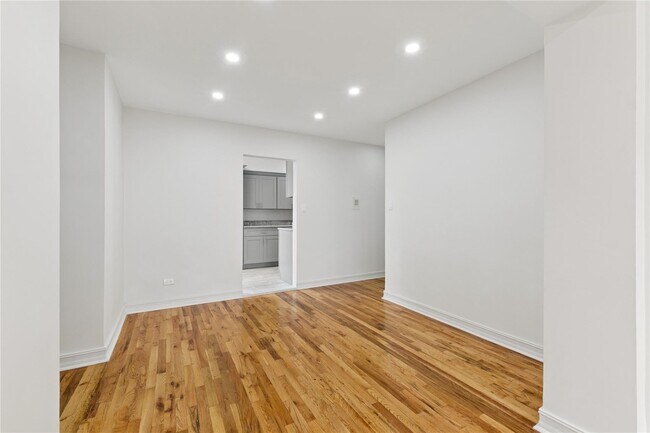 Foto del edificio - 67-30 Clyde St