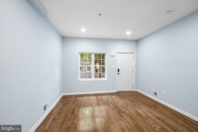 Building Photo - 1811 Titan St