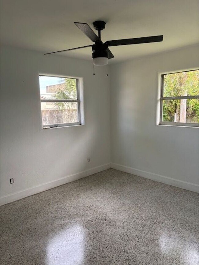 Foto del edificio - TWO BEDROOM IN TRIPLEX AVAILABLE NOW! PET ...