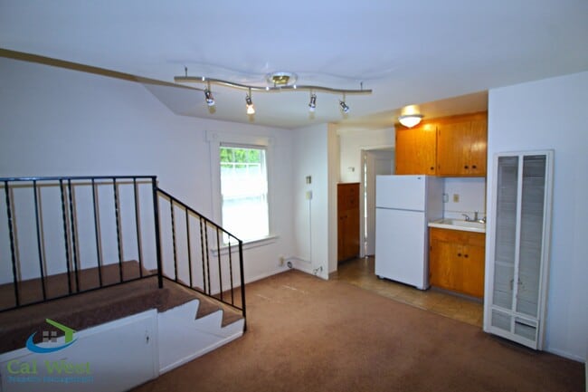 Building Photo - $2095 - Rose Garden Junior 1 Bedroom Apart...