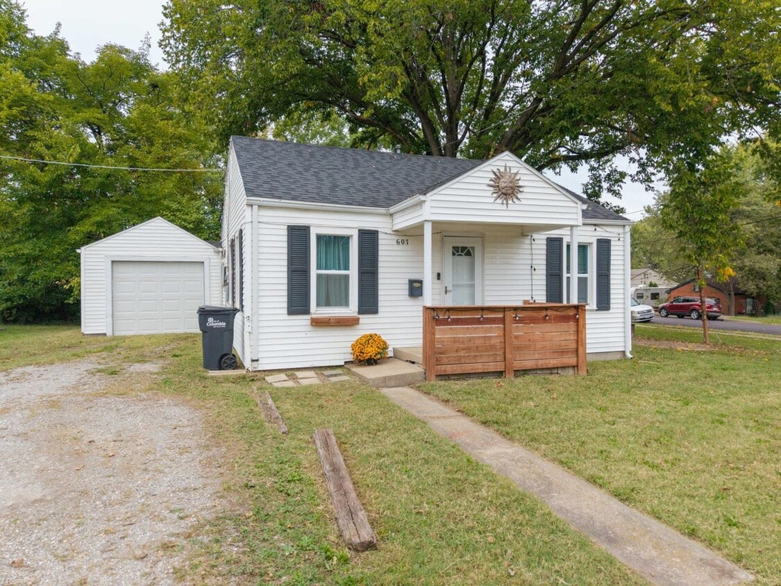 Primary Photo - Adorable Cape Cod Charmer Available For Rent!