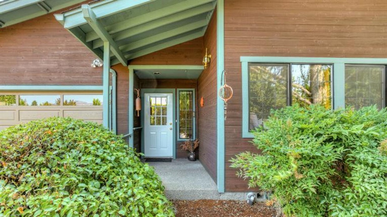 Foto principal - Serene 3 bed/2 bath home in beautiful gard...