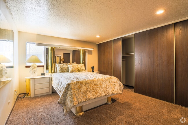 2BR, 1BA - 960SF - Village Park at Cedarbrooke