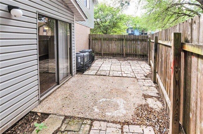 Building Photo - 1807 Woodsman Dr