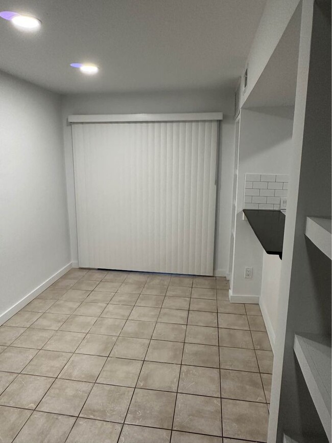 Building Photo - 6202 Skyline Dr