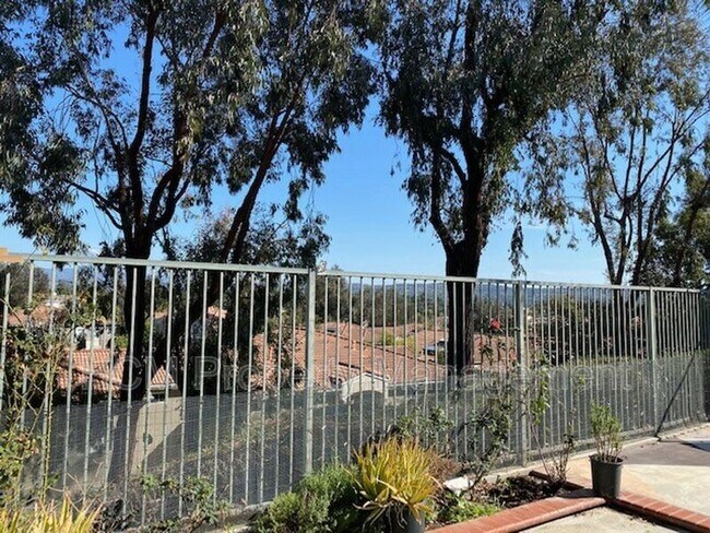 Foto del edificio - 301 N Navarette Pl
