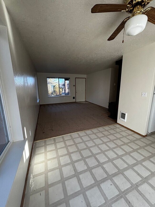 Foto del edificio - 3 bed 2 bath home located in Northeast Bend, close to parks, trails, and shopping