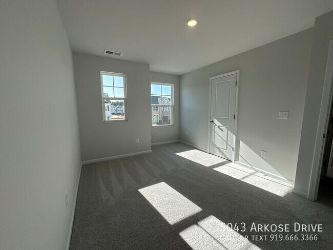 Foto del edificio - 5043 Arkose Dr