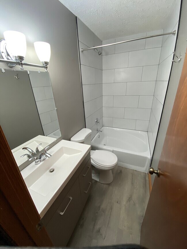 Baño completo en planta alta, totalmente remodelado. - 6387 15th St N