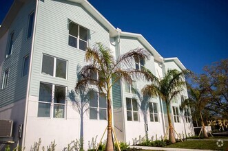 Building Photo - 3826 Pompano Dr SE