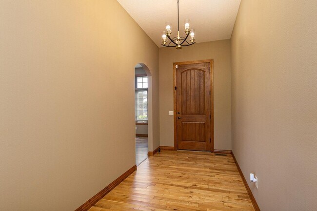 Building Photo - 4 bedroom, 2 bathroom home in Deer Lake Es...