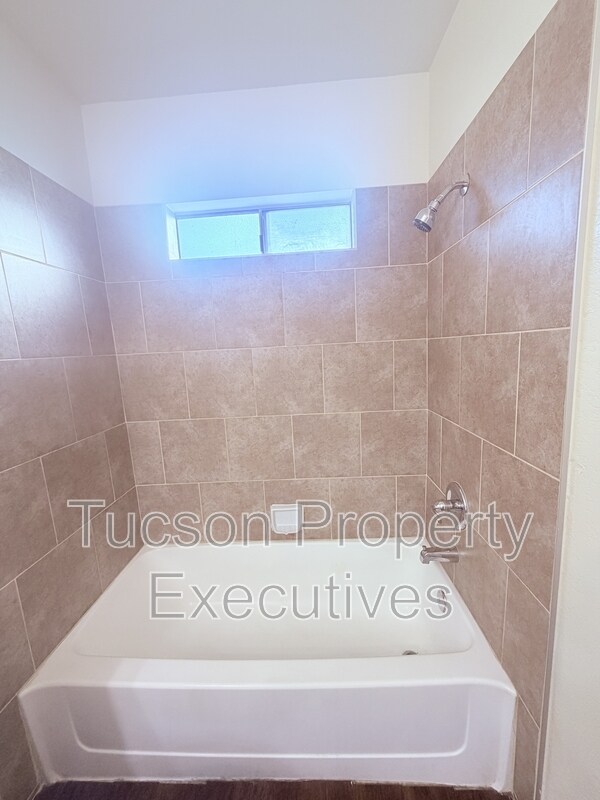 Building Photo - 660 S Tucson Blvd