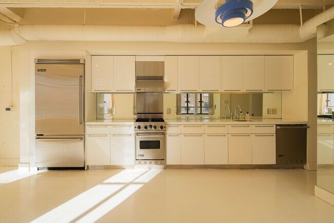 Building Photo - 6253 Hollywood Blvd