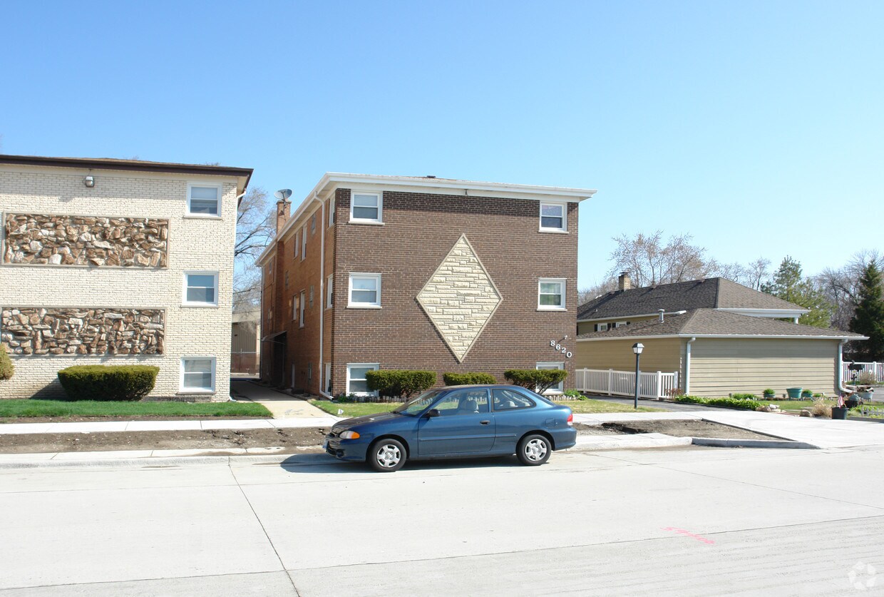Building Photo - 8620 Fullerton Ave