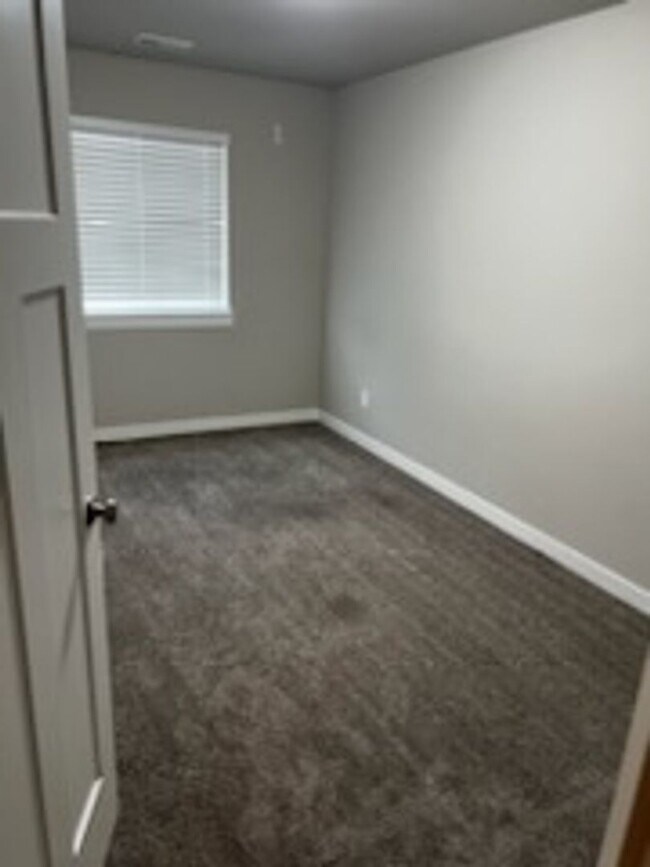 Foto del edificio - Whether you just want the extra room or need it for your family, our townhomes are calling!!
