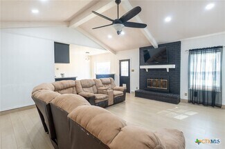 Building Photo - 1306 Ruiz Dr