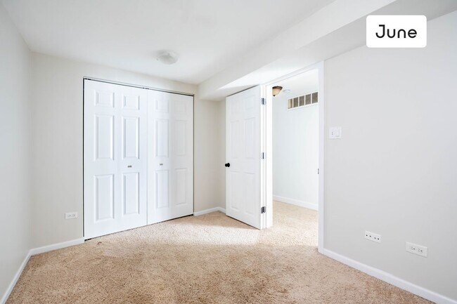 Foto del edificio - ROOM ONLY in 4-bed/3.0-bath Home