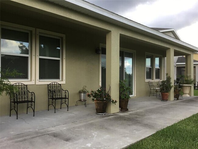 Foto del edificio - 4857 Maple Park St
