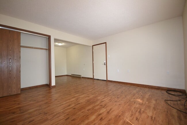 Building Photo - Warsaw Apartments