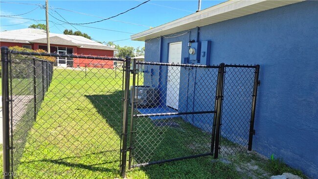 Building Photo - 9069 Pomelo Rd W