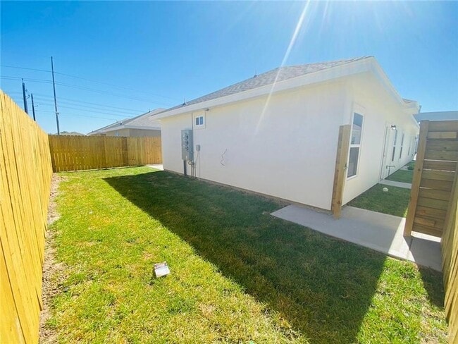 Building Photo - 1621 W Smt Dr