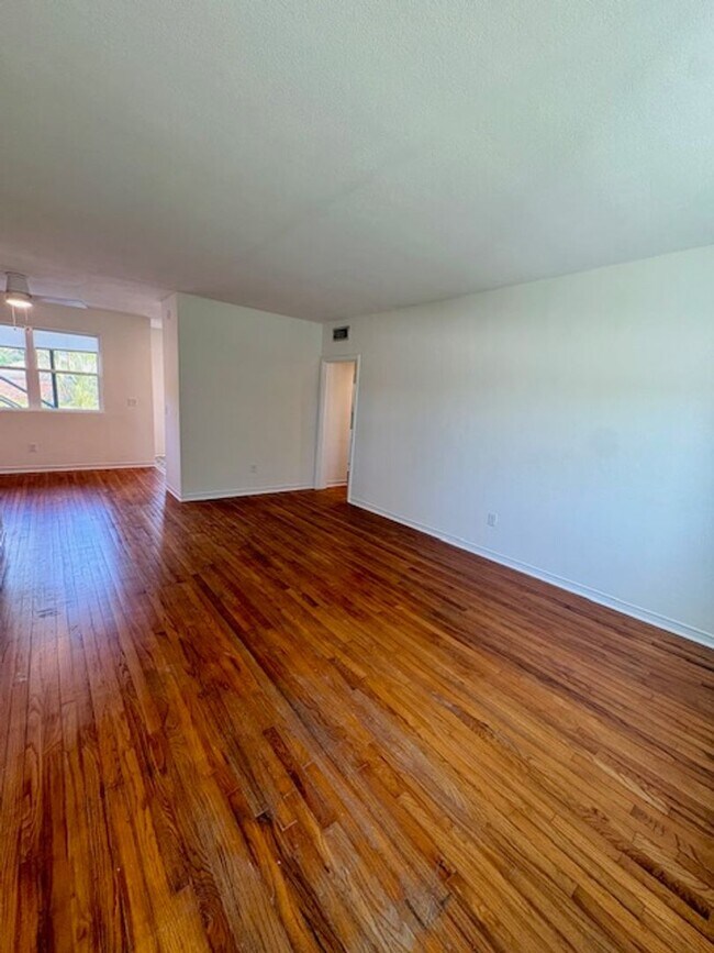 Foto del edificio - Fully Renovated Three Bedrooms Condo in South Windermere