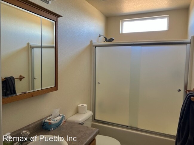 Building Photo - 5 br, 3 bath House - 650 E. McClave Dr.