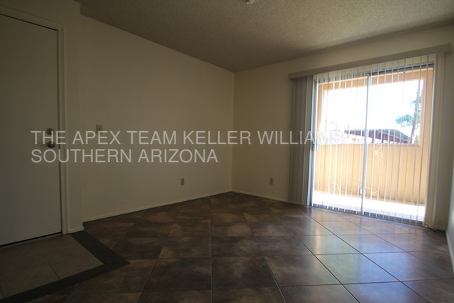 Building Photo - 1810 E Blacklidge Dr