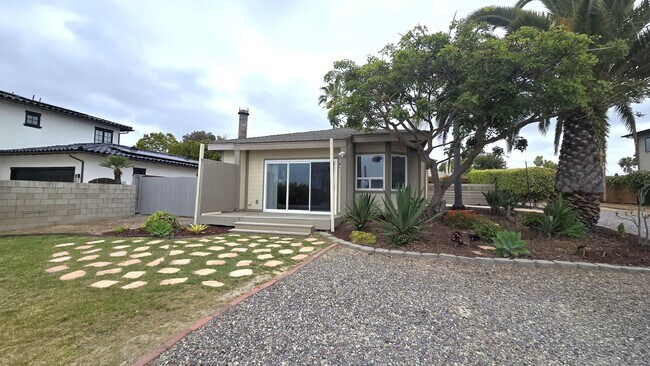 Building Photo - Lovely, 2Bd/2BA Single Story House: Large ...