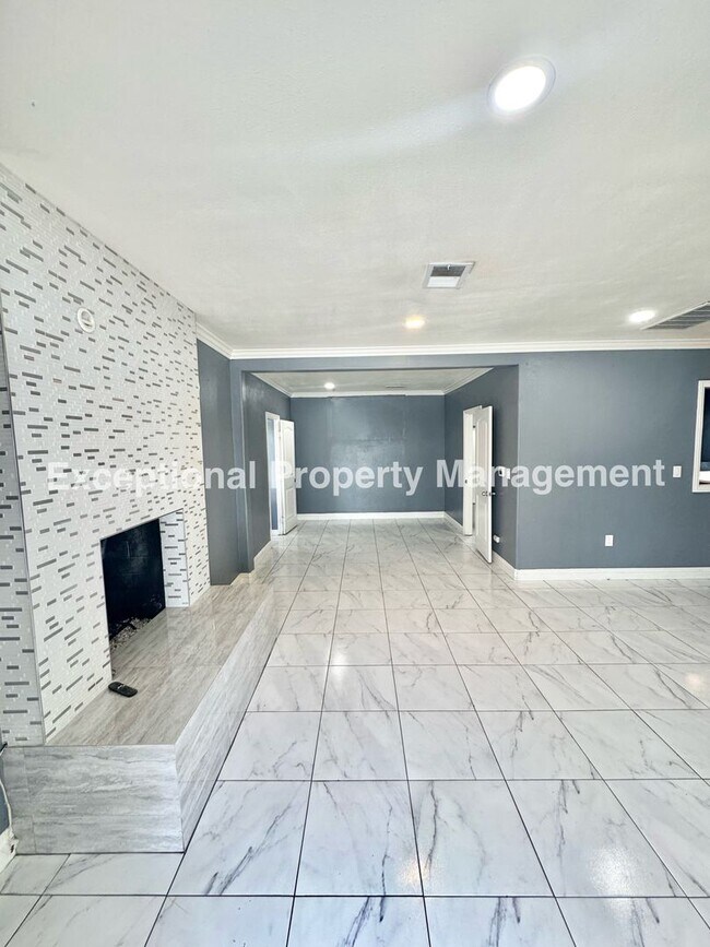 Foto del edificio - 8047 Laurel Ave