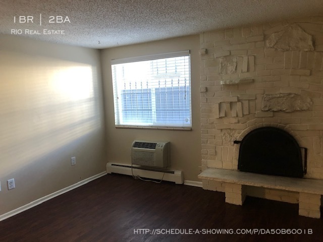 Building Photo - Large 1BR Plus Den in Fantastic Location!