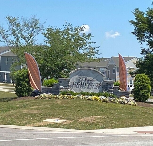 Building Photo - River Highlands