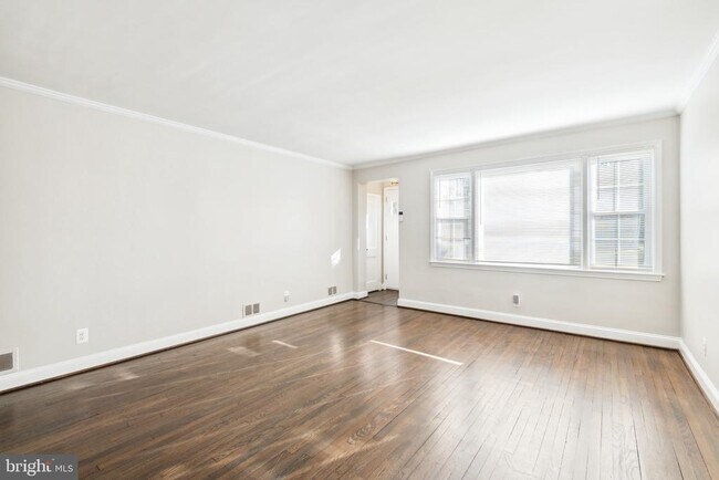 Building Photo - 4010 Fernhill Ave