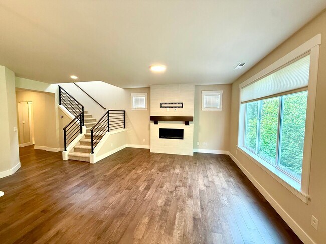Building Photo - Harbour Crossing Comfort – Light-Filled Ho...
