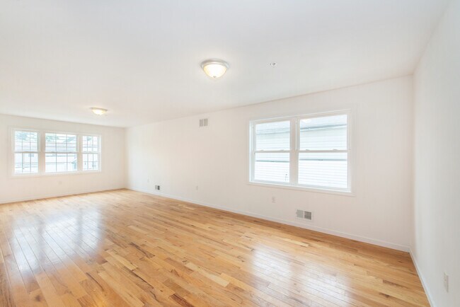 Building Photo - 1023 Olive St