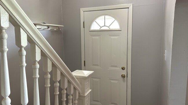 Front entryway - 2006 Willow St