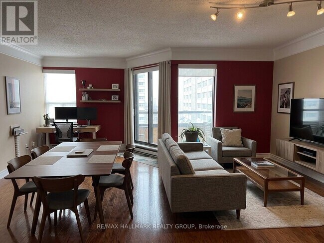 Building Photo - 556 Laurier Ave W