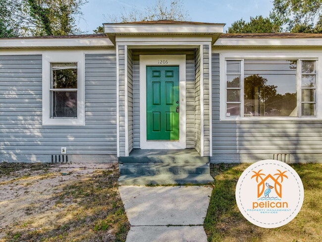 Building Photo - Cozy 2 Bedroom House with Large Yard in Pe...