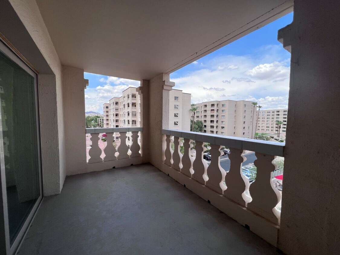 Old Town Scottsdale 2 Bed Condo with Resort Amenities - Utilities Included - $400 Off Move-In - SCOTTSDALE SHADOWS LUXURY CONDO WITH AC, WATER INCLUDED AND 9 HOLE GOLF