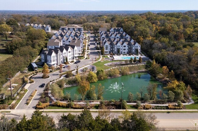 Building Photo - Gorgeous 3 bedroom end unit townhome with garage
